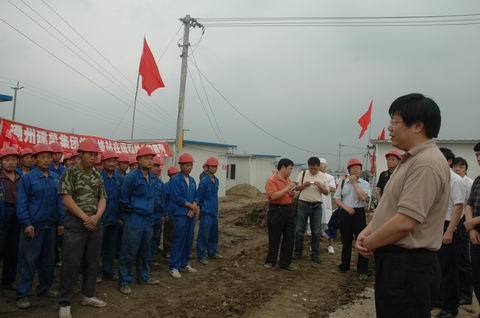 董事长张慎林与陈斌副市长等领导参加板房交接仪式